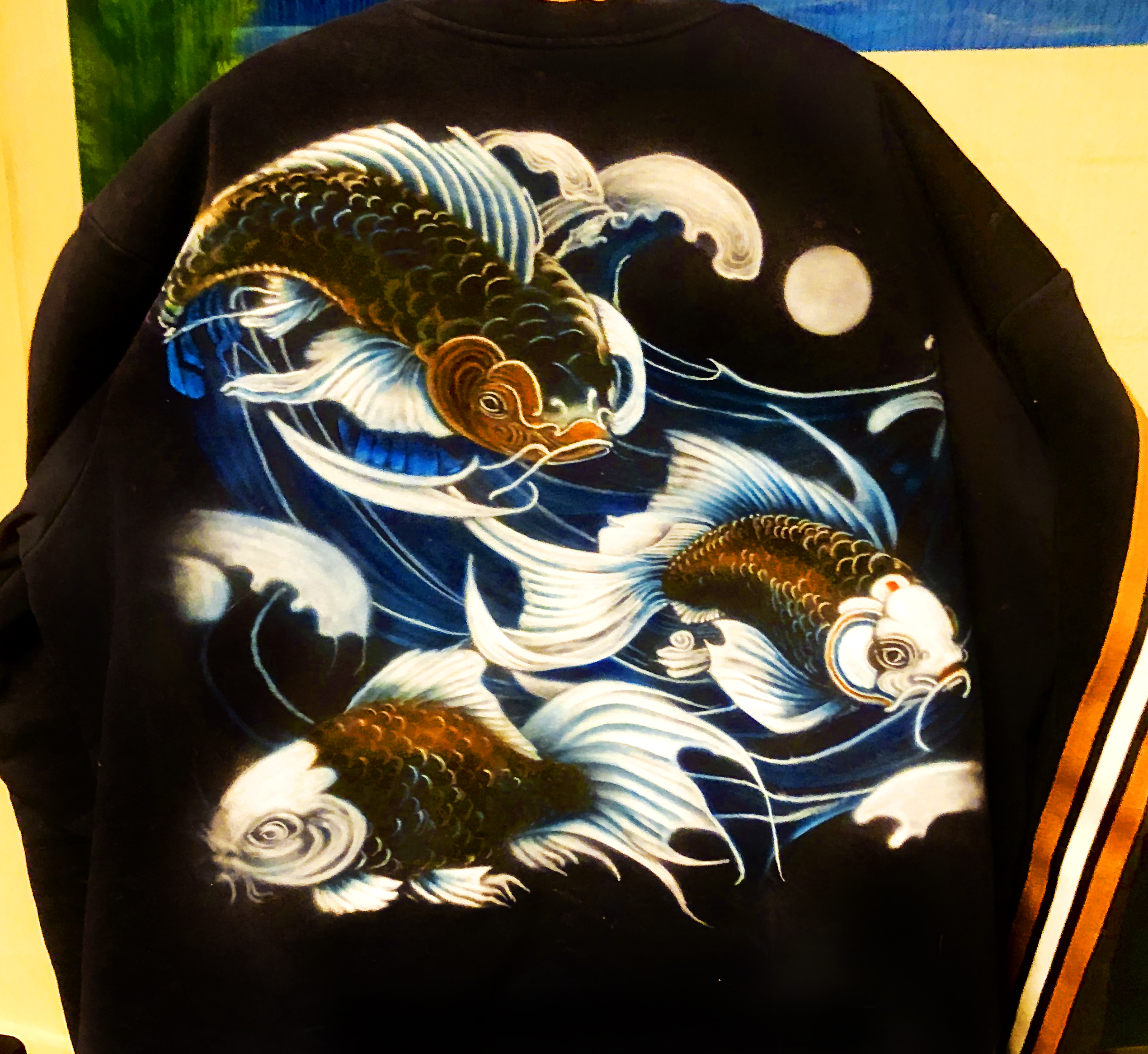 peinture sur tissus, sweat shirt carpes peinture aérographe sur tissus, sweat shirt, carpes coye, ballet d'eau, lune ambiance Japon #decorshd